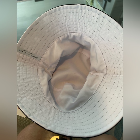 NWT Alice + Olivia Reversible Black Daisy Bucket Hat - Picture 5 of 8